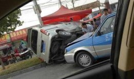 爆料一辆面包车追尾视频,惊险瞬间！面包车追尾事故现场视频曝光