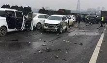 爆料一辆面包车追尾视频,惊险瞬间！面包车追尾事故现场视频曝光